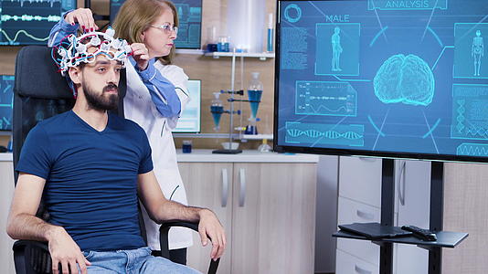 男性患者在大脑中阅读大脑活动时头上戴着现代技术的男性视频的预览图