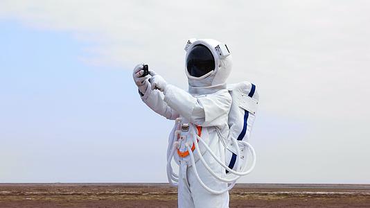 拍照的宇航员视频的预览图