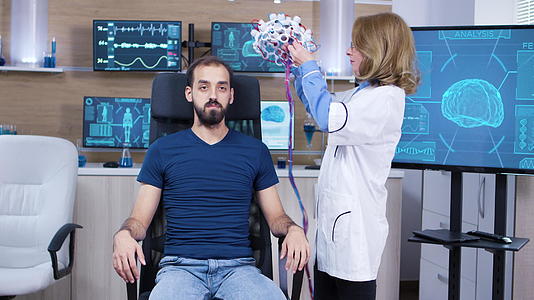 调制器诊所女医生用于脑部研究视频的预览图