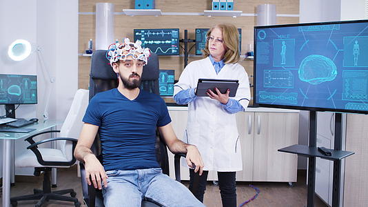 女医生检查男性患者的大脑活动视频的预览图