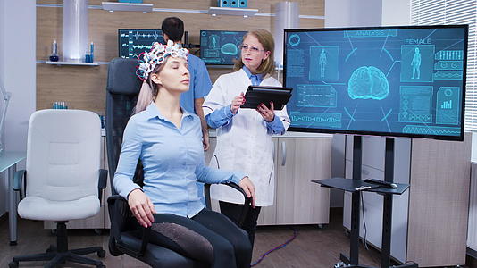女性患者坐在带有脑电波传感器的椅子上视频的预览图