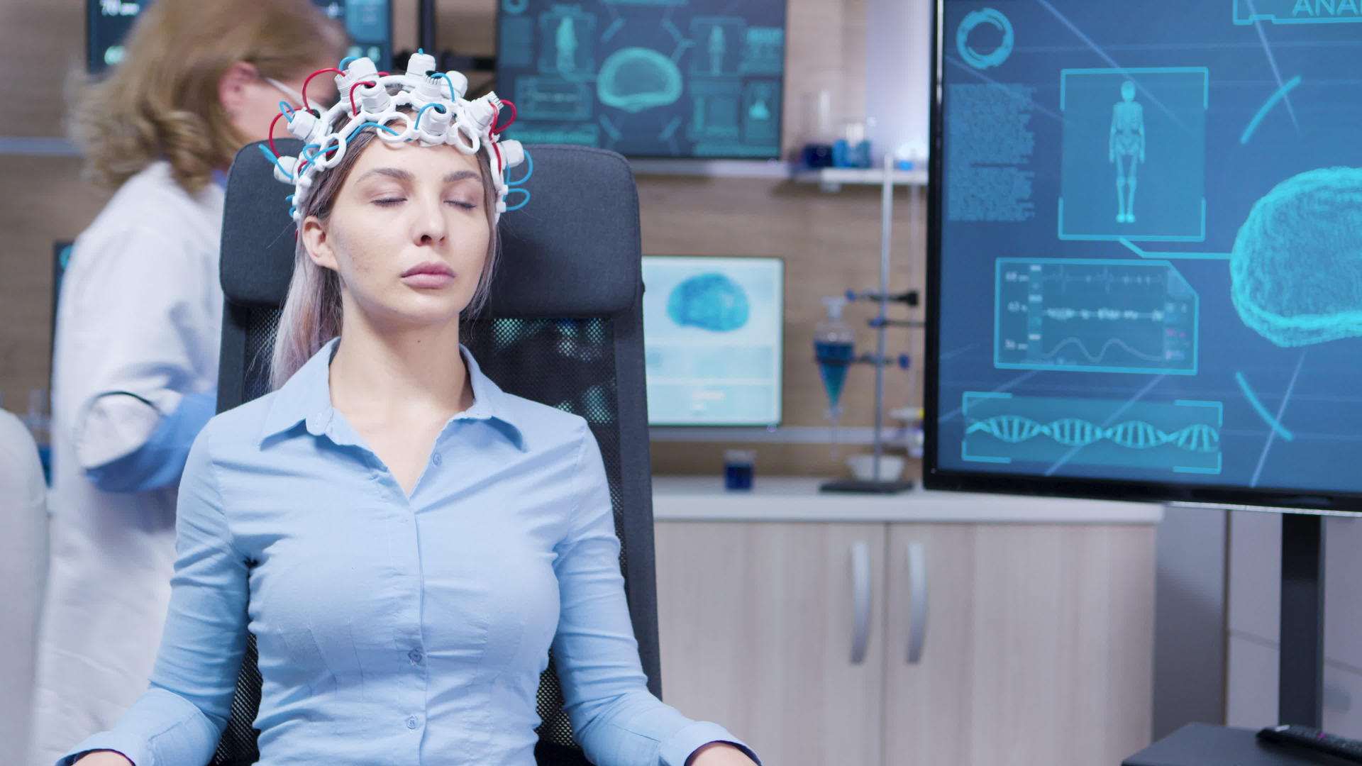 女性坐在椅子上戴着脑电波扫描仪耳机视频的预览图