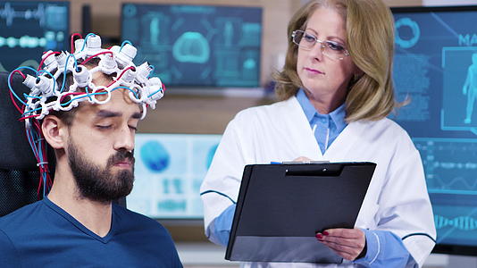 当病人携带大脑传感器时女医生会做笔记视频的预览图