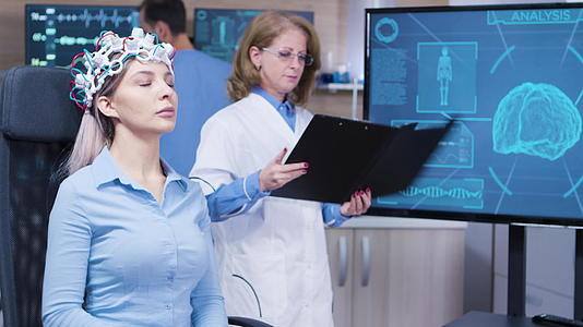 女医生用大脑观察电视屏幕的女医生视频的预览图