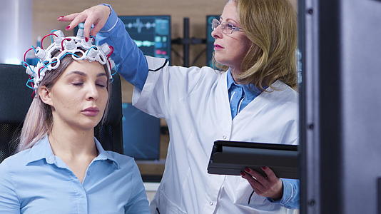 女医生检查了患者耳机上的多里射击传感器视频的预览图