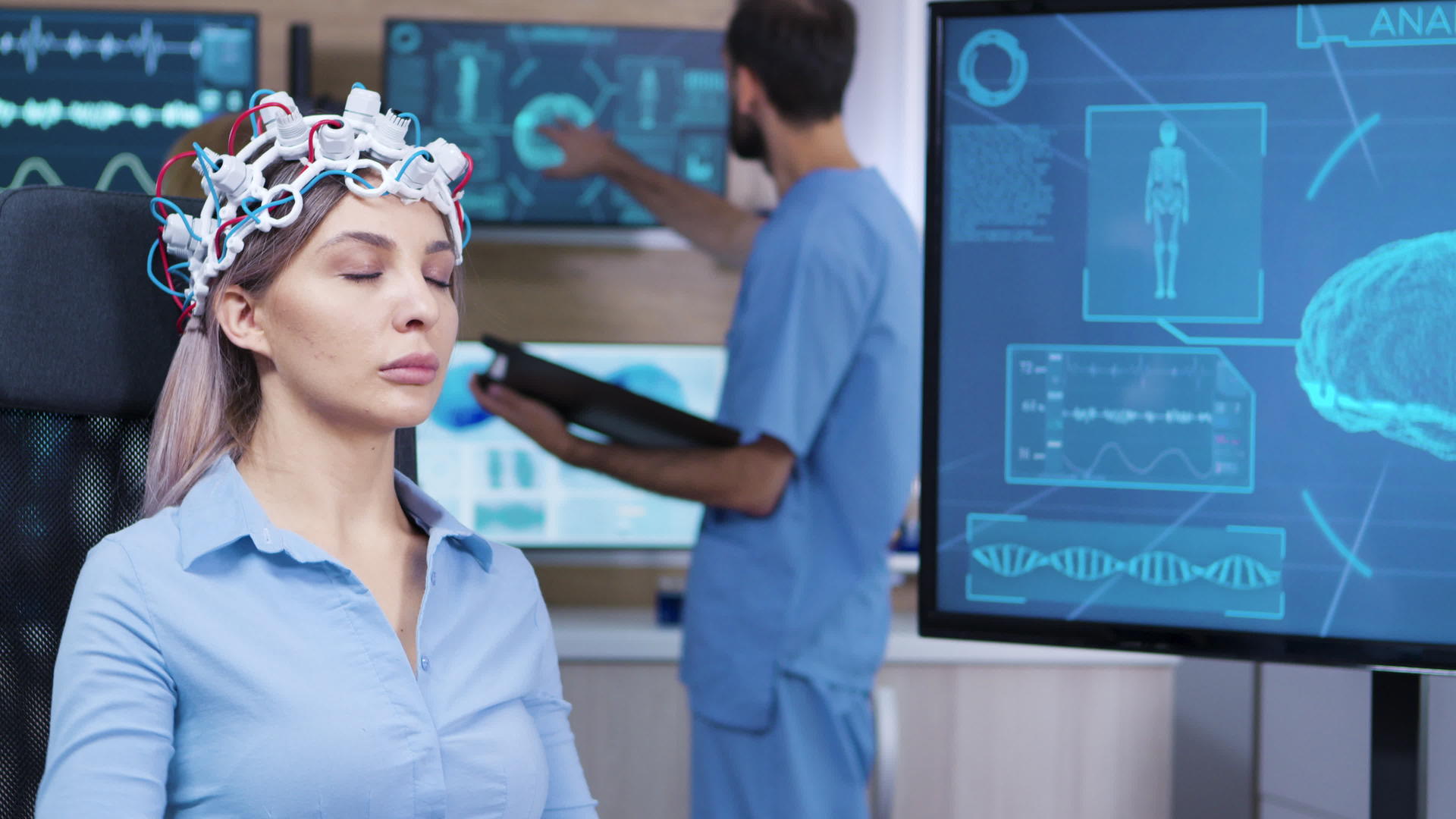用脑波扫描头部的女性患者在电视屏幕上的大脑活动视频的预览图