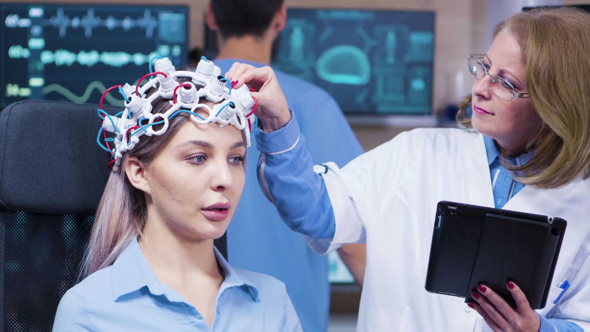 女性医生使用早期装置进行神经科学视频的预览图