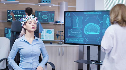 女性患者在神经科学诊断中都有脑感应器视频的预览图