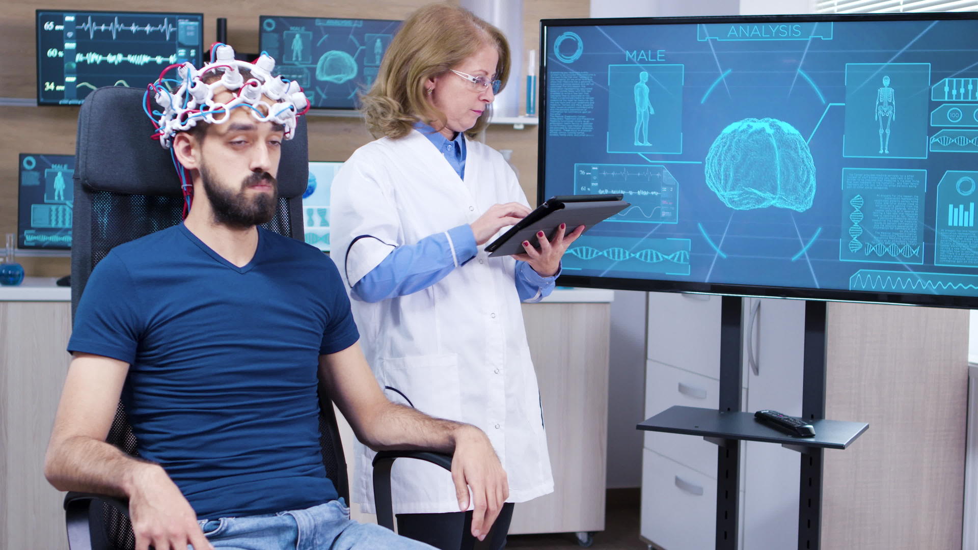 女性神经学家从脑波扫描耳机中读取数据视频的预览图