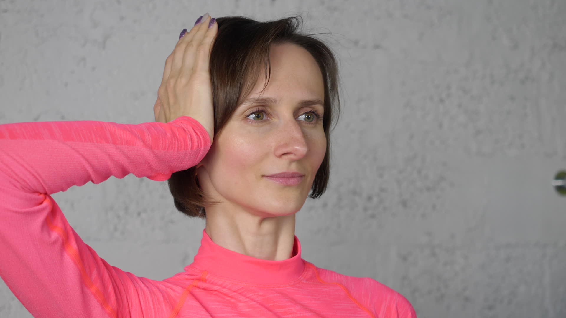 面对颈部肌肉列车的女性视频的预览图