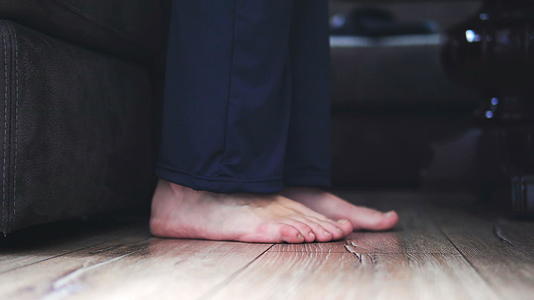 女人的脚踩在脚趾上紧紧地关在地上视频的预览图