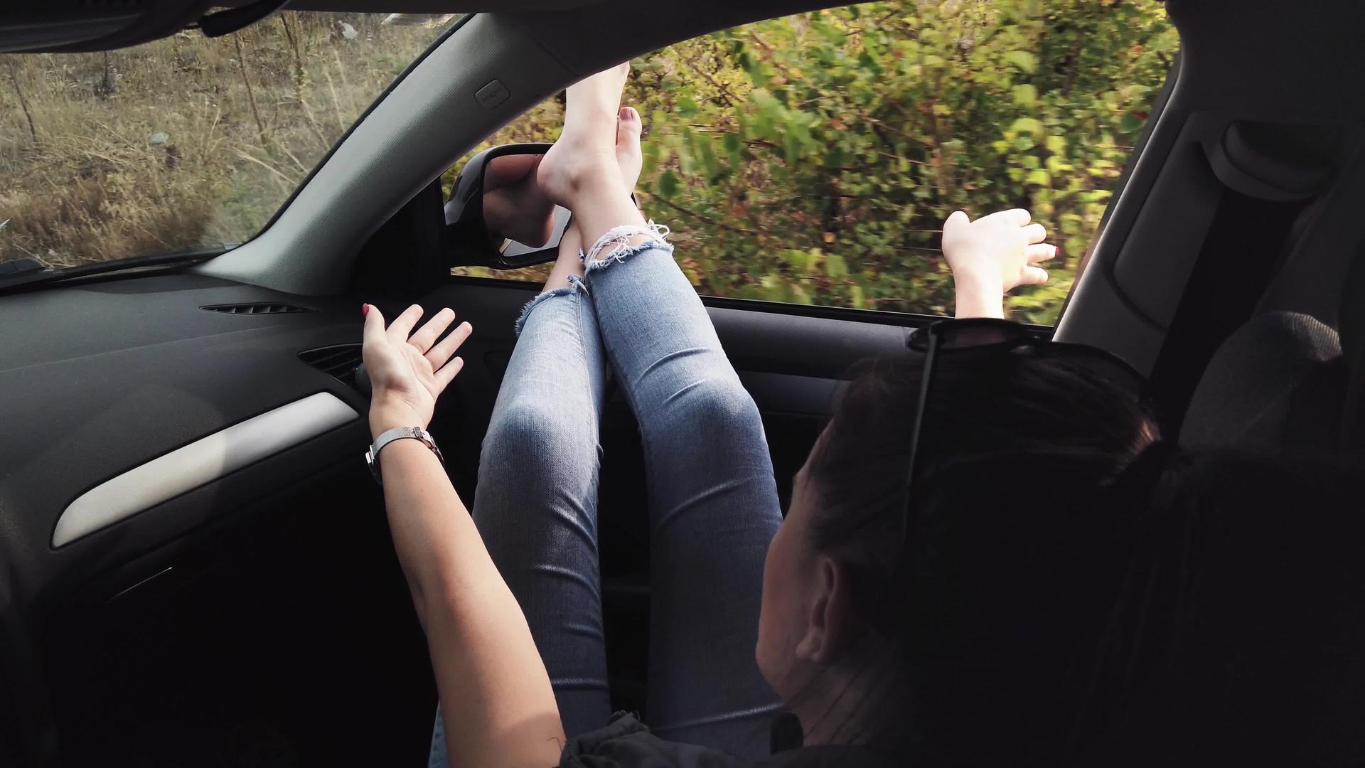 女性双腿在驾驶窗口视频的预览图