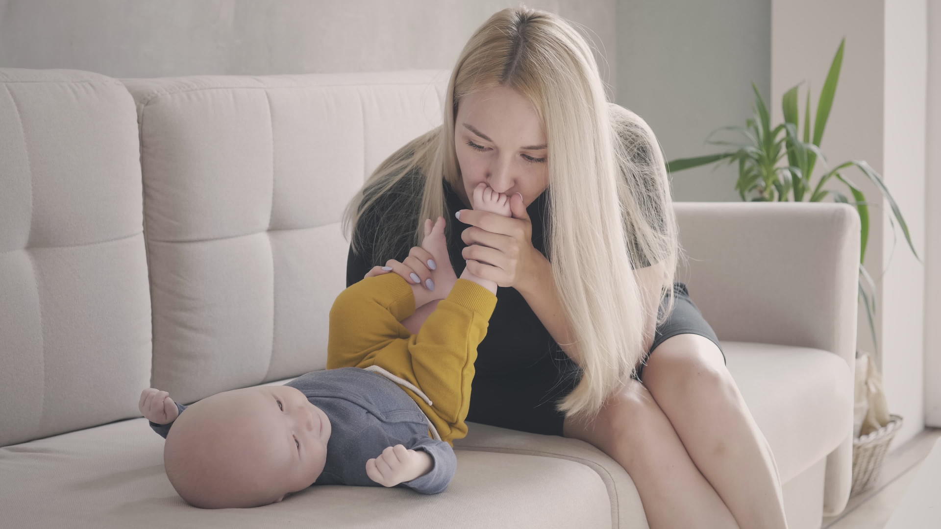母亲亲吻婴儿的脚视频的预览图