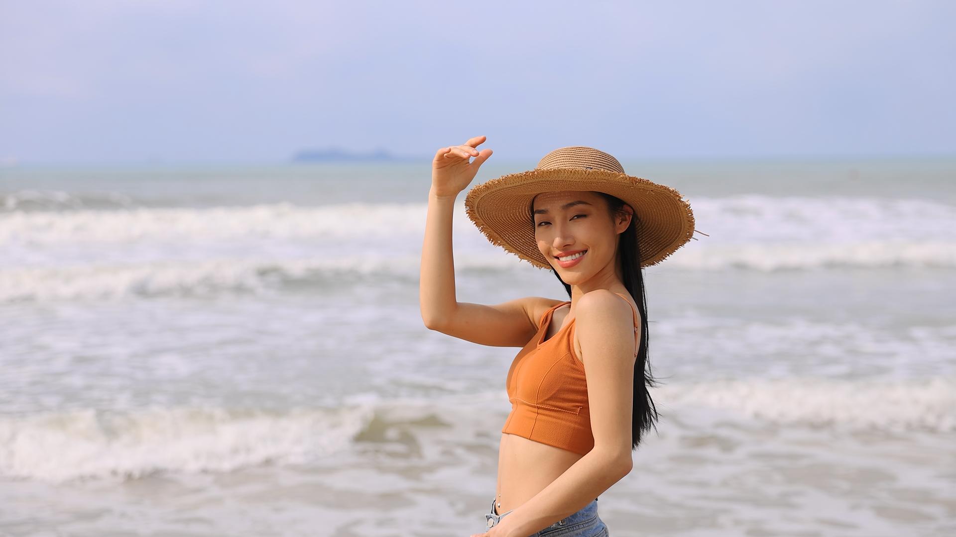 海边戴遮阳帽的女性视频的预览图
