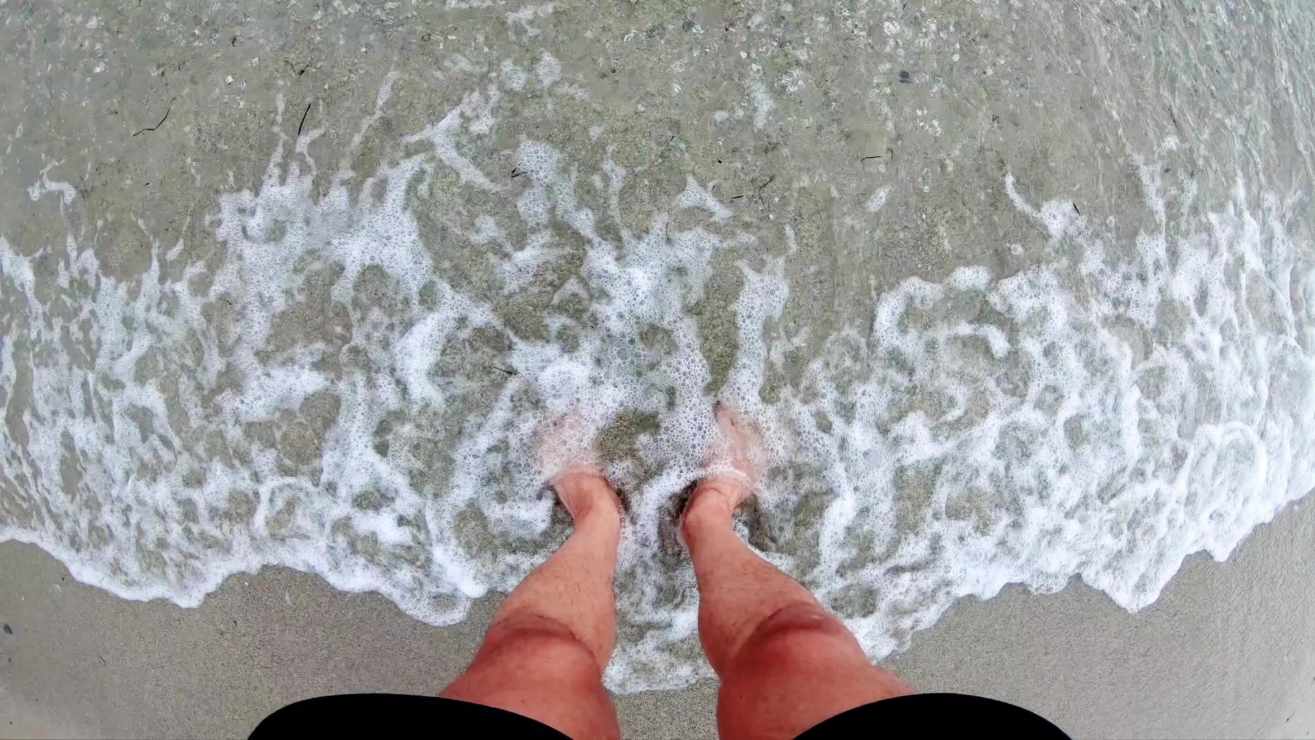 水泡和海浪在海滩上缓慢碰撞缓慢移动视频的预览图