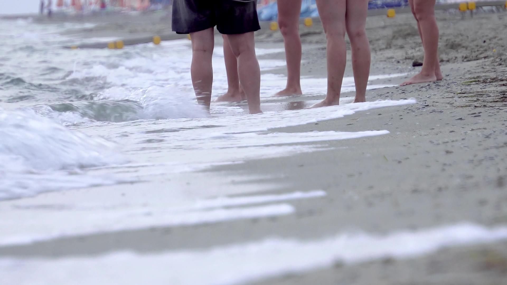 人脚在沙滩上飞翔视频的预览图