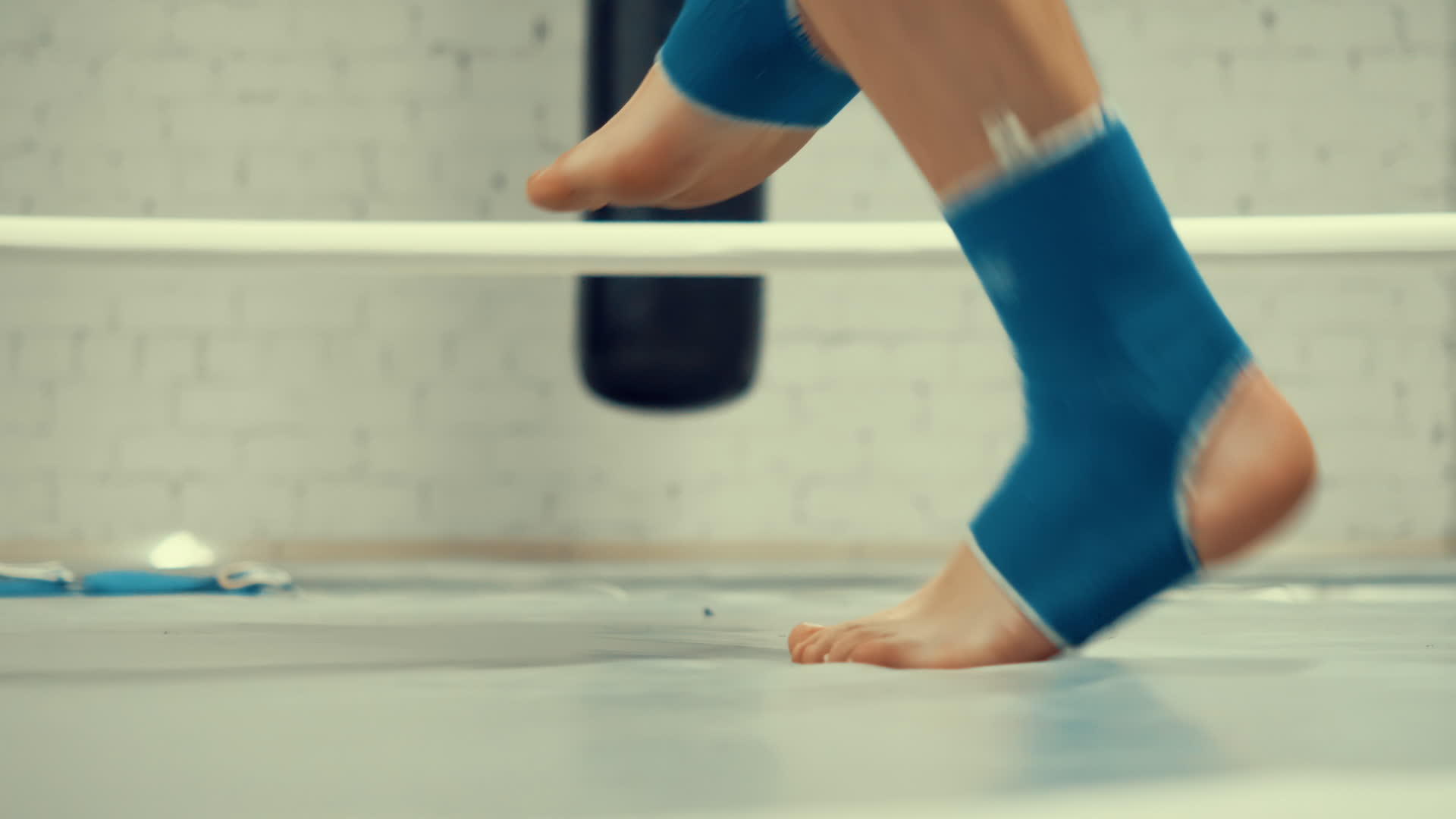 拳击手的男性腿在拳击俱乐部的环上进行有氧训练视频的预览图