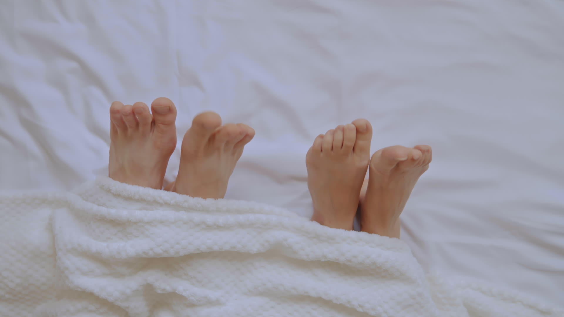 把女人和男人的脚关在卧室里视频的预览图