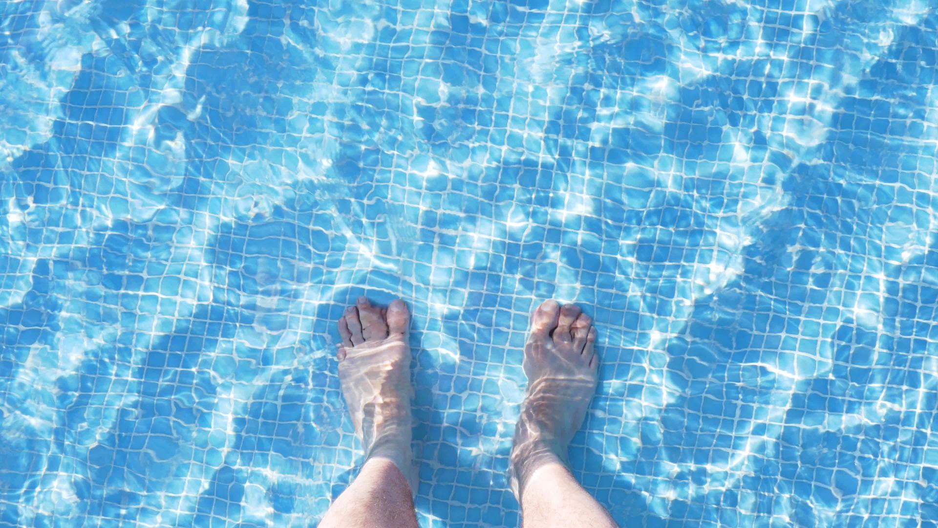 游泳池水中的男子脚2视频的预览图
