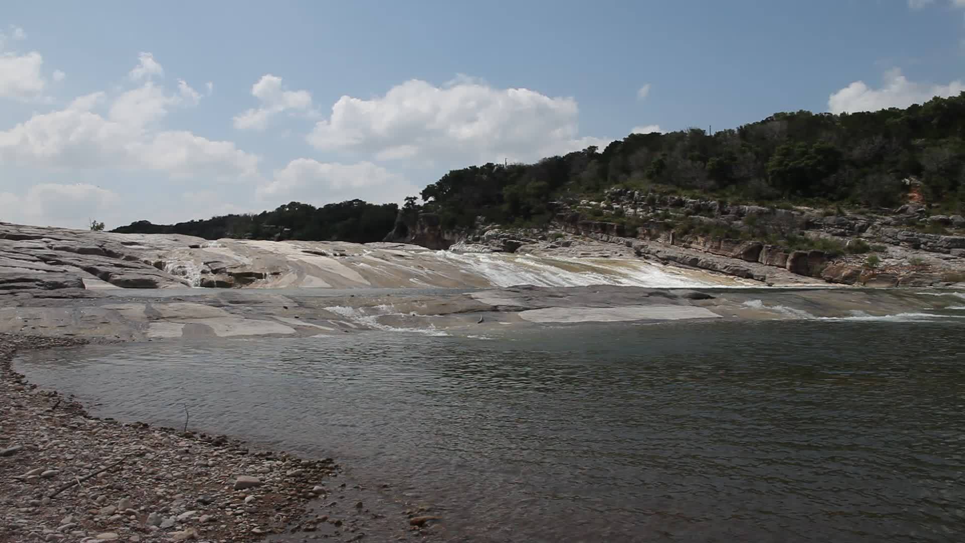 佩德纳莱斯瀑布位于佩德纳莱斯瀑布州公园视频的预览图