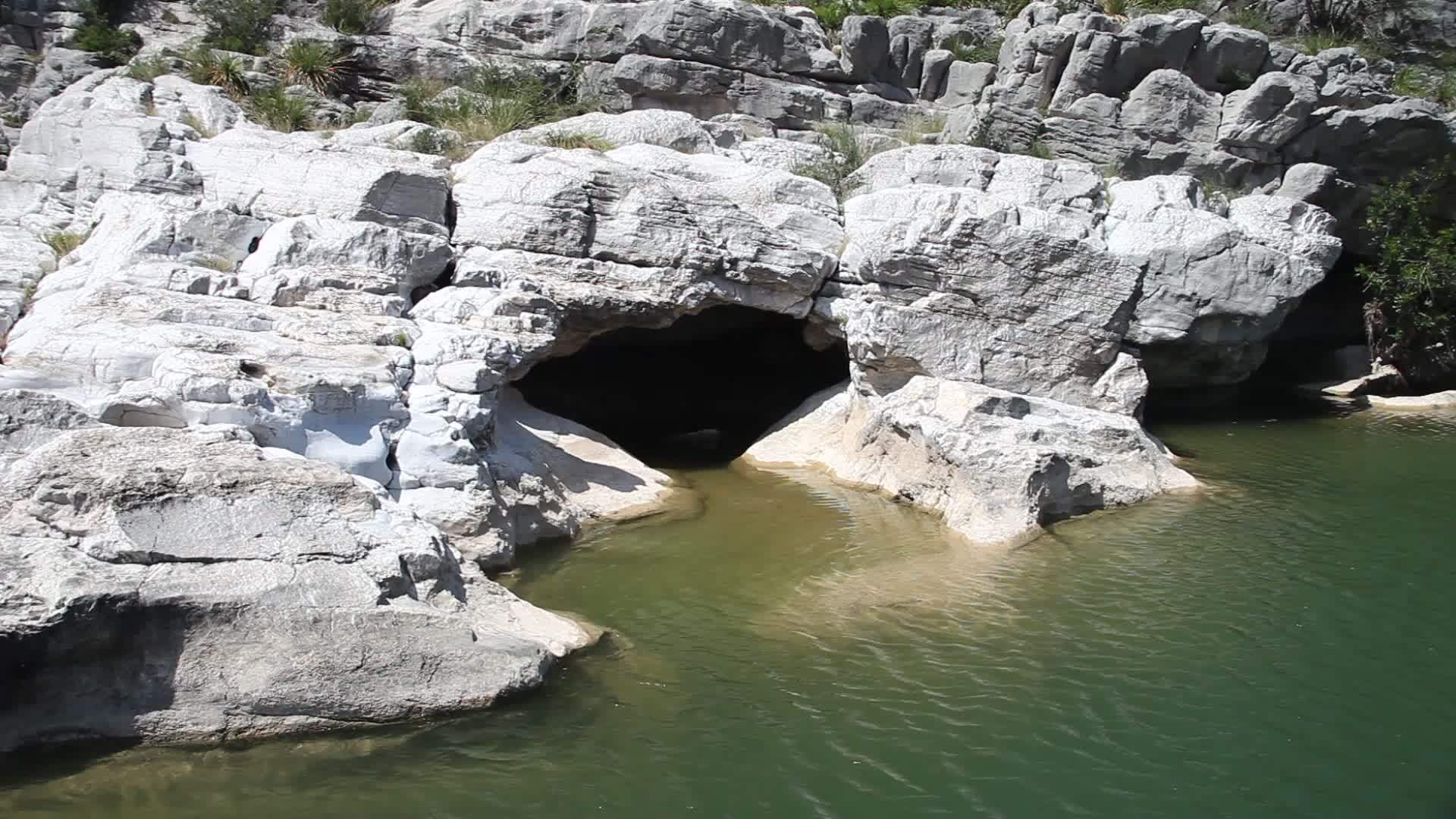 Pedernalates河边的Pedernalees视频的预览图
