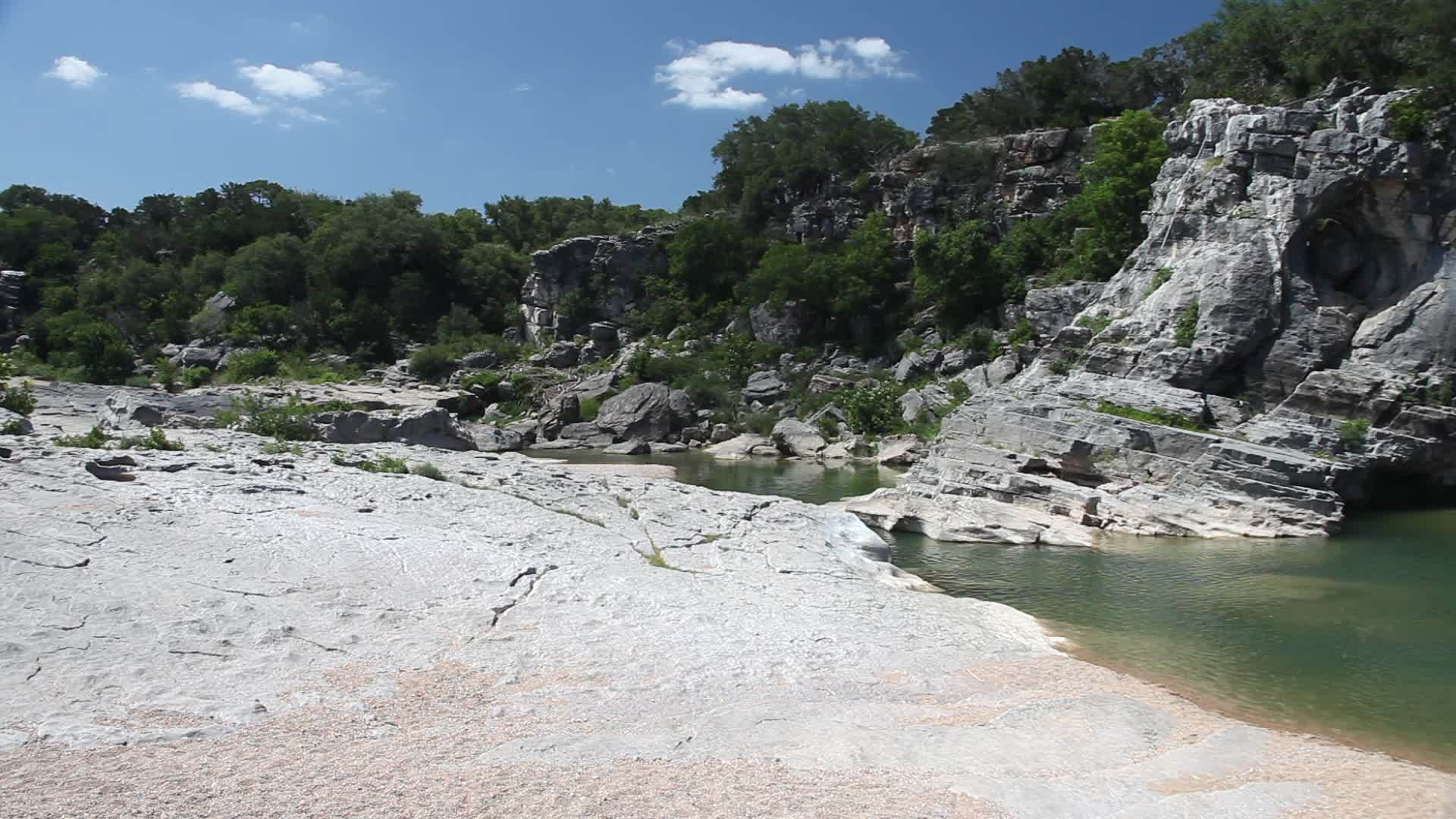 Pedernalates河边的Pedernales视频的预览图