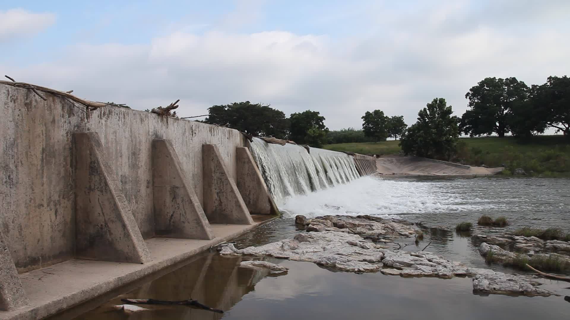 水流过大坝Pedernales河上视频的预览图
