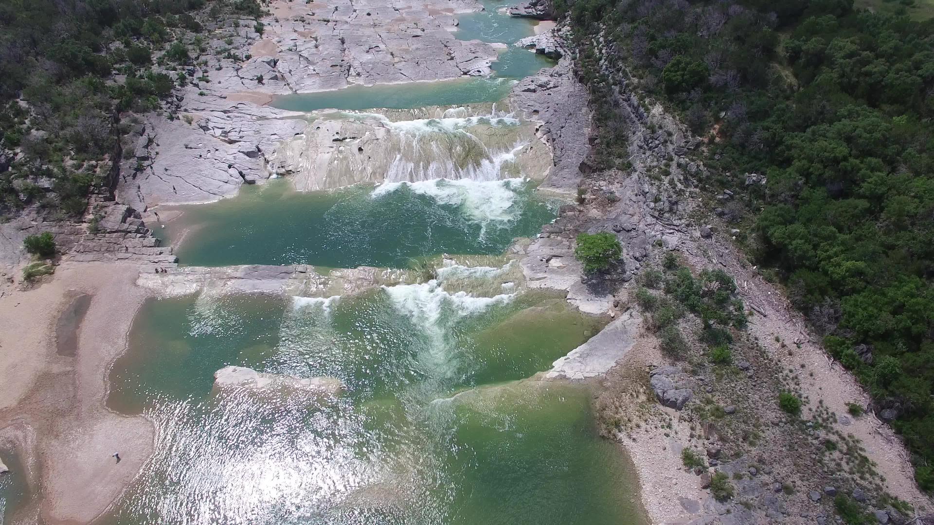 空中飞行视频飞越Pedernales河视频的预览图