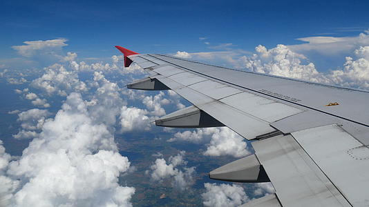通过飞机窗口的鸟瞰图飞机和美丽的白云视频的预览图
