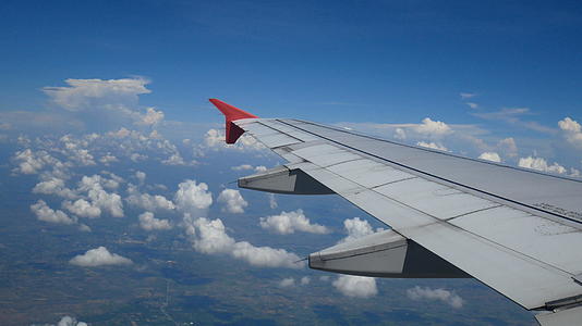 4K通过飞机窗口的鸟瞰图飞机和美丽的飞机视频的预览图