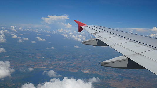 4K通过飞机窗口的鸟瞰图飞机和美丽的飞机视频的预览图