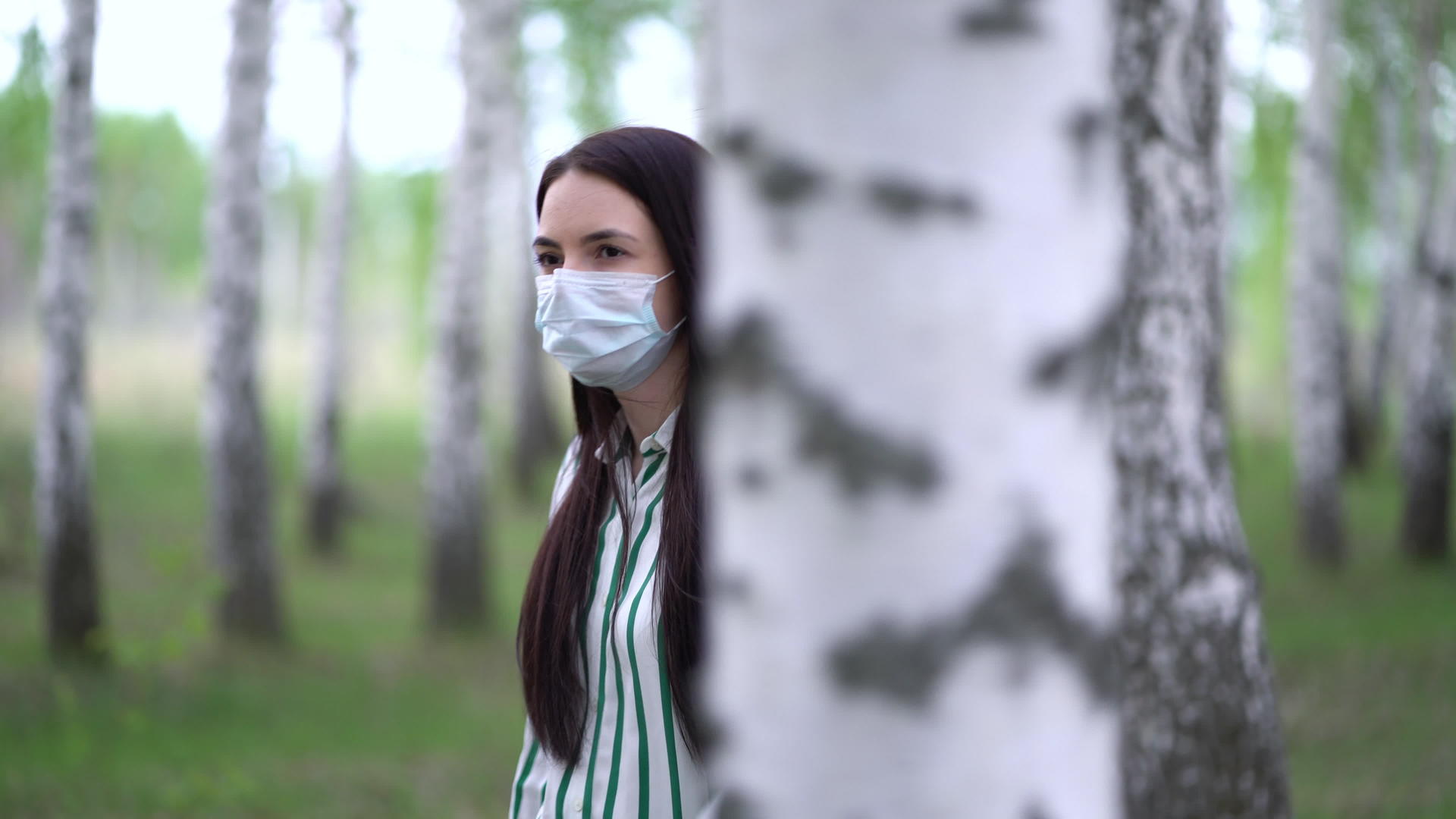 穿着医用面具的时尚女性在比奇森林散步视频的预览图