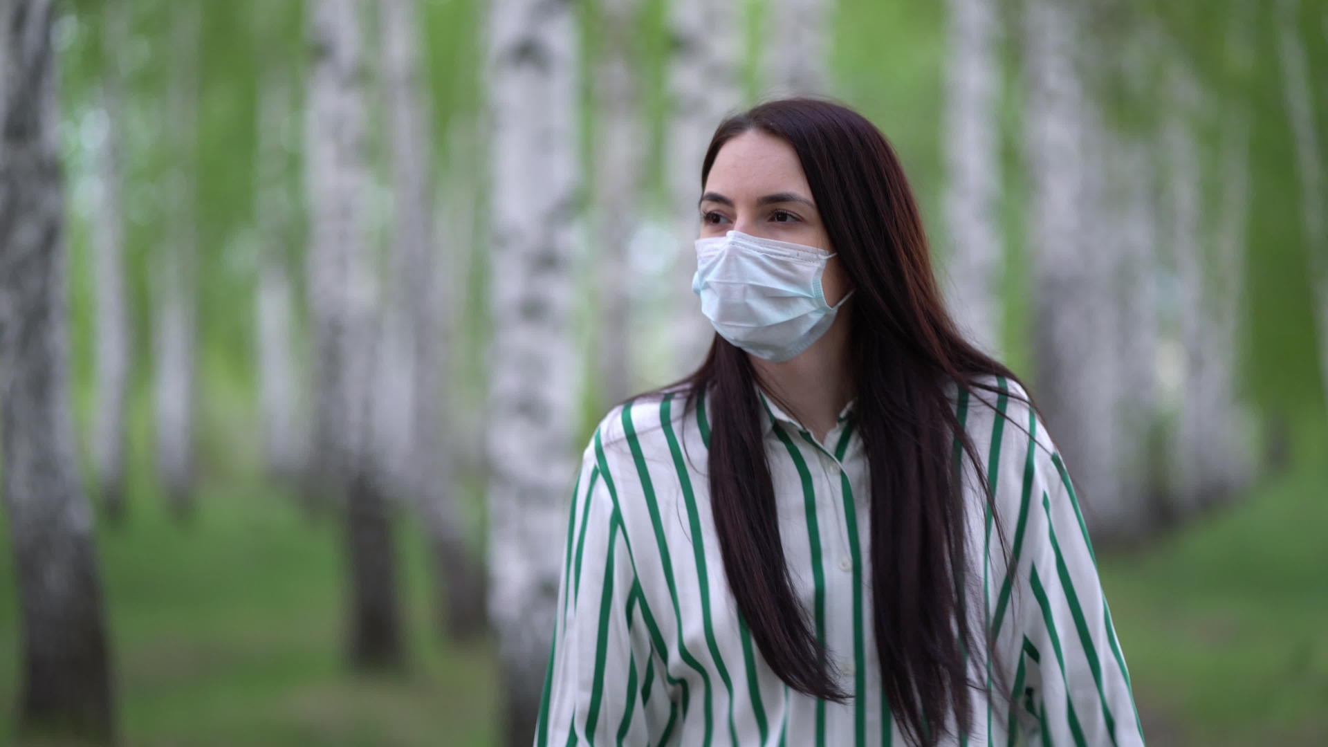 年轻女孩戴着保护面具Birch林中行走视频的预览图