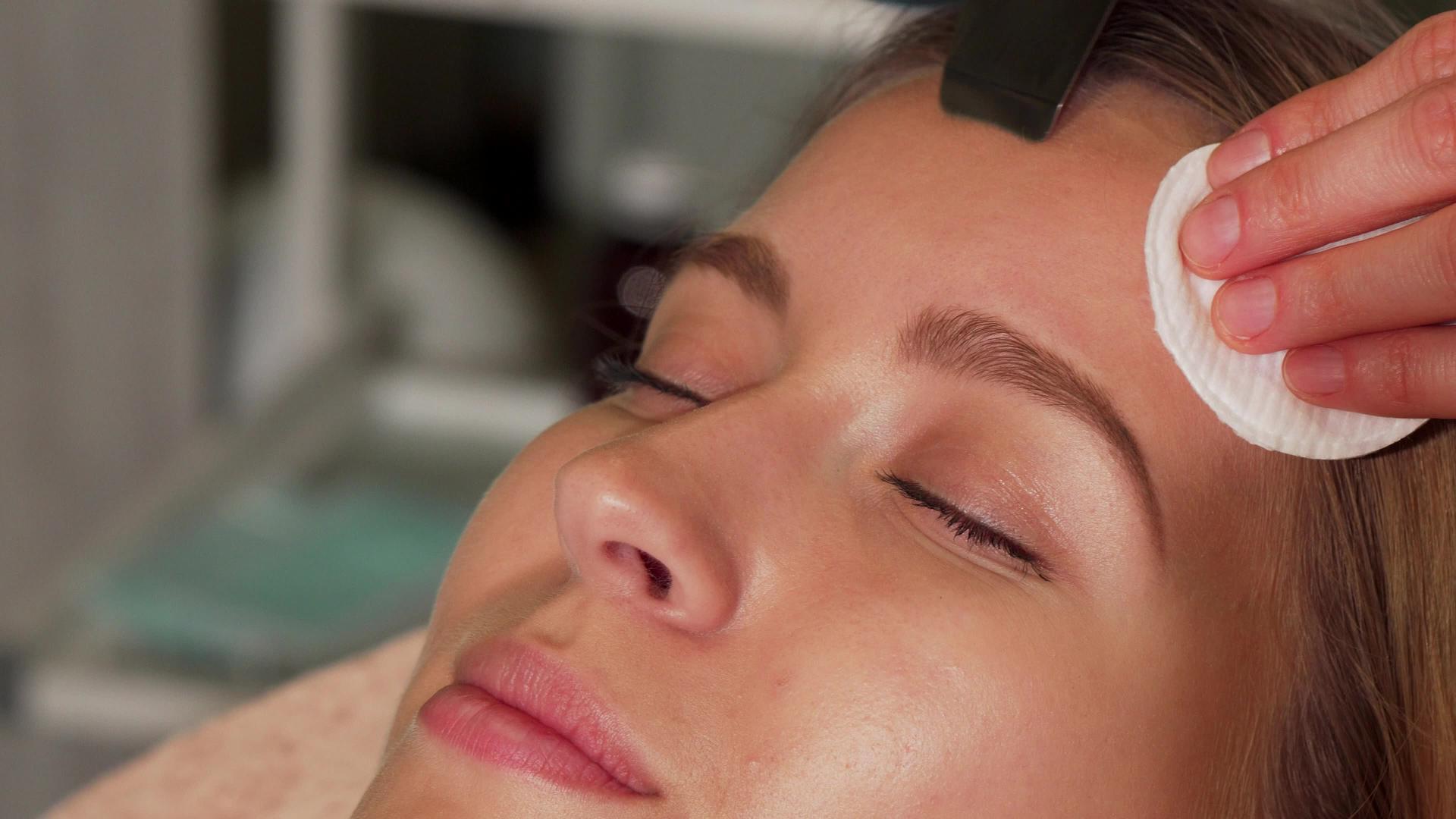 年轻女性在美容院接受超声波面部治疗视频的预览图