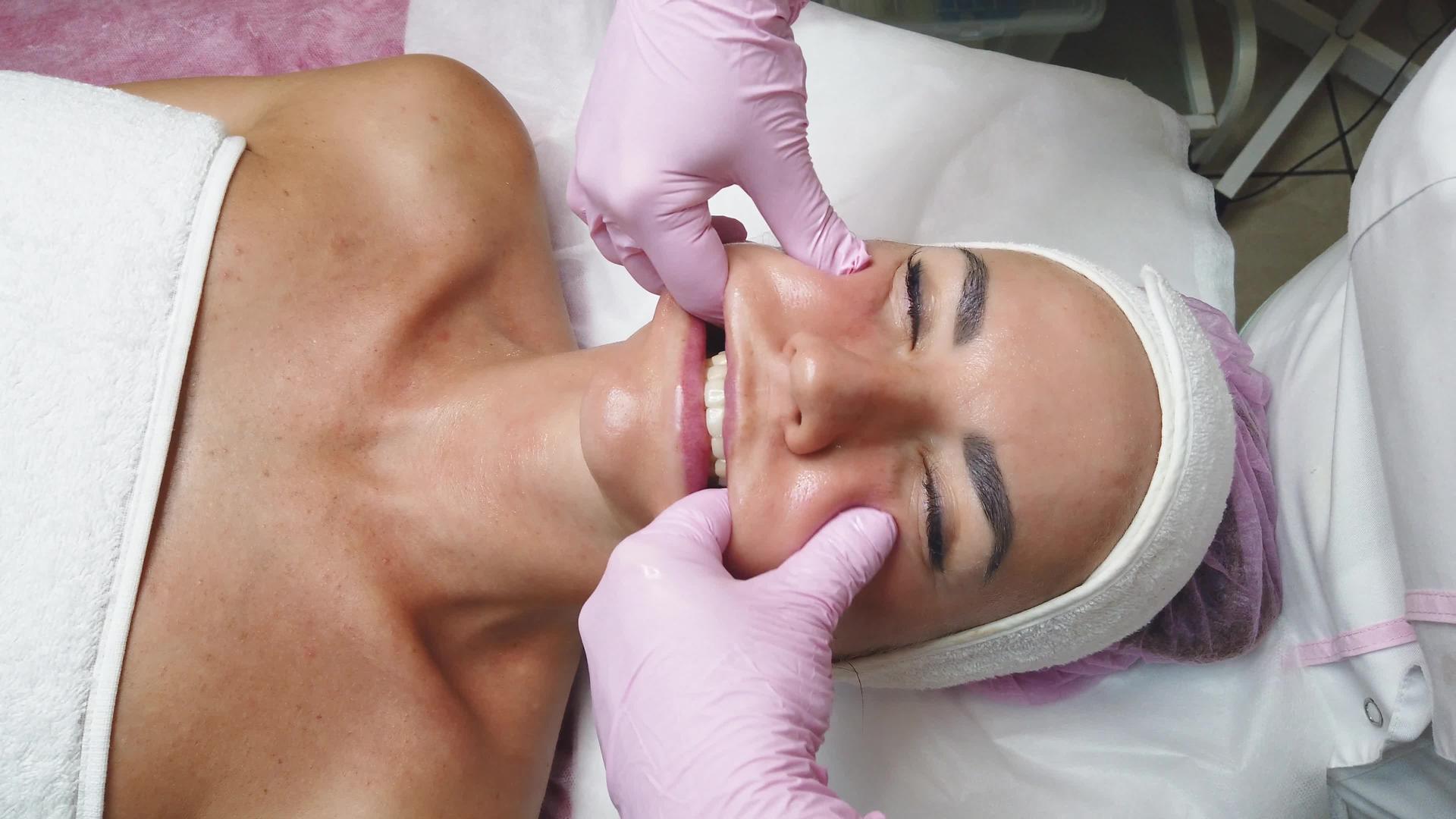 美容院专家让女孩脸上的面部按摩在嘴里视频的预览图