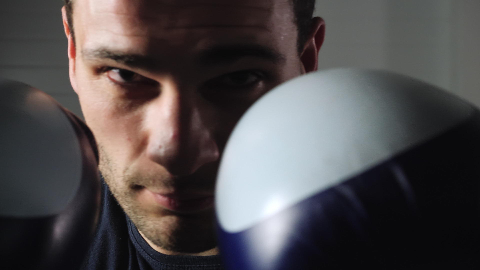 用拳击手戴着拳击手套的男拳击手视频的预览图