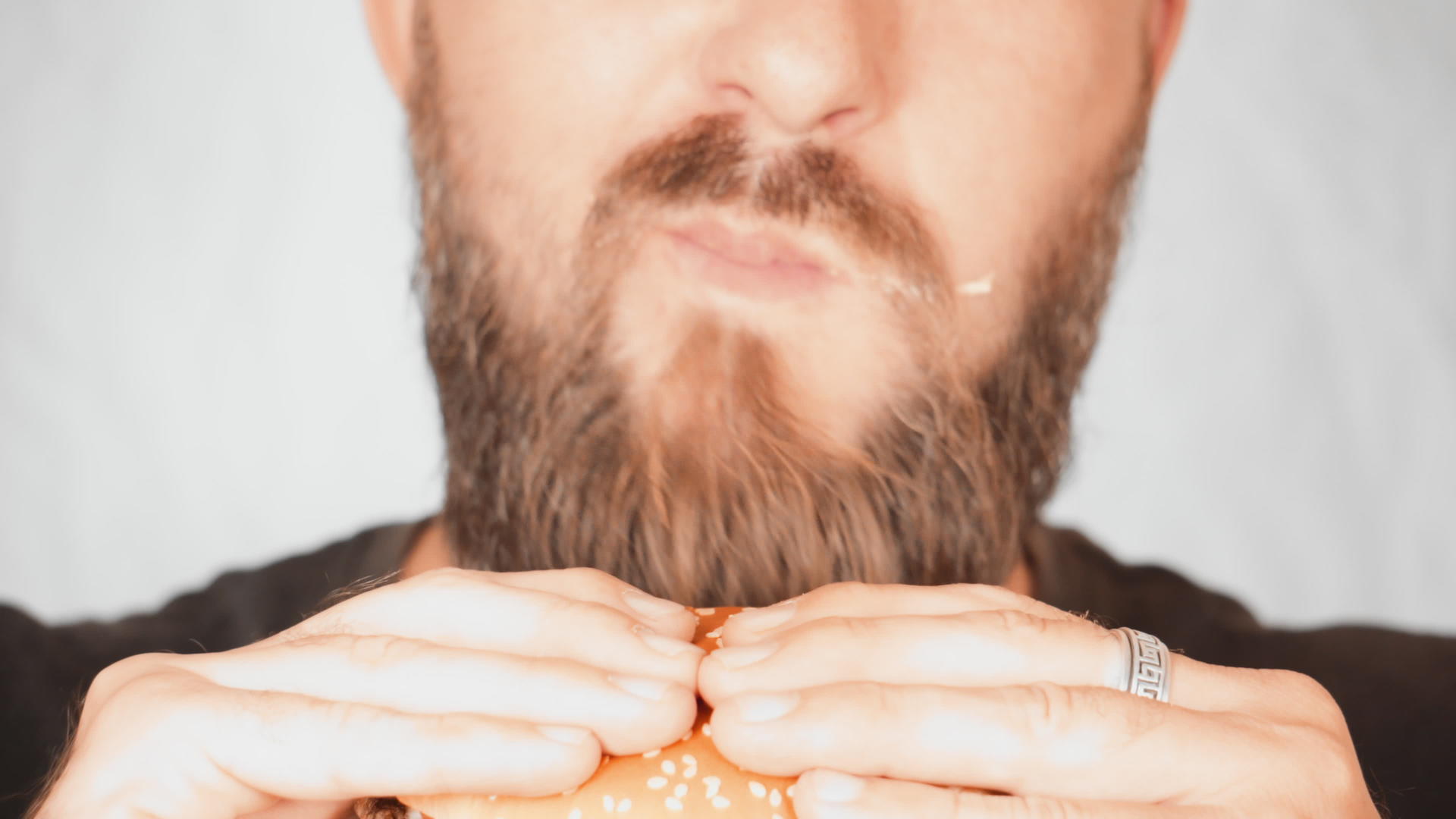 男人吃肉的肖像视频的预览图