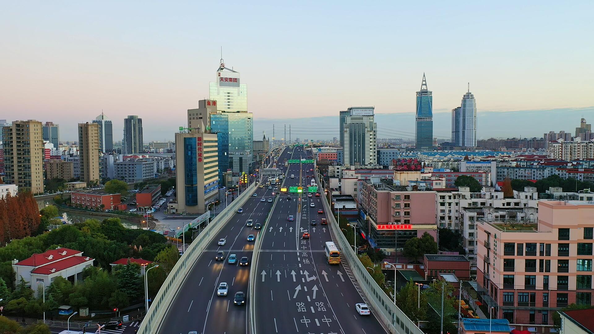 日出下的上海城市高架桥4K航拍视频的预览图