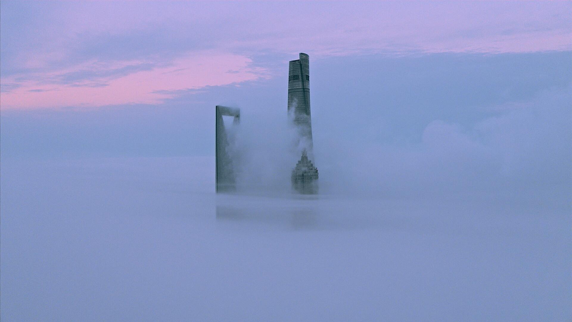 云雾下上海三件套穿云航拍视频的预览图
