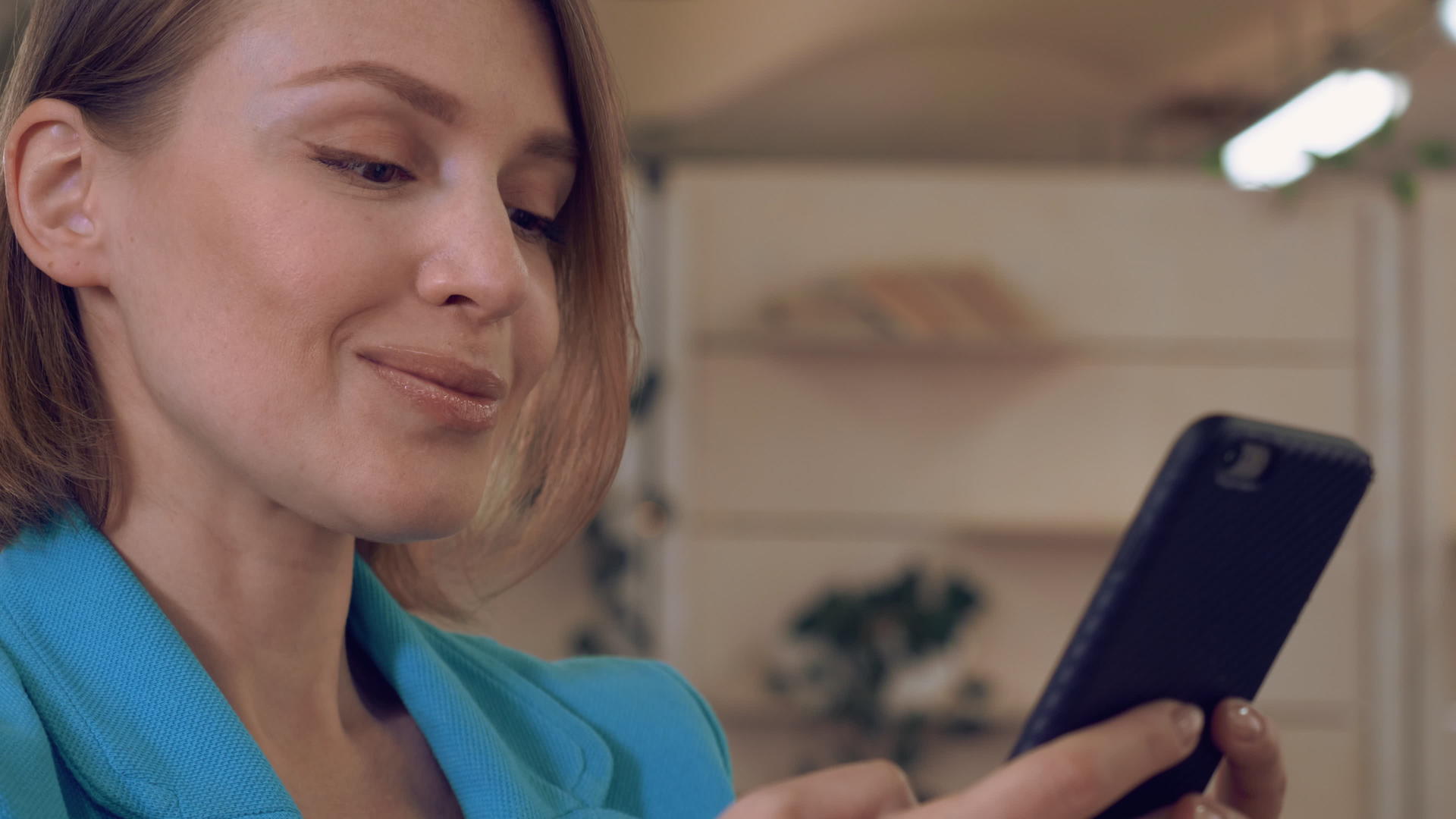 对于使用智能手机的成年女性商人请使用智能手机视频的预览图