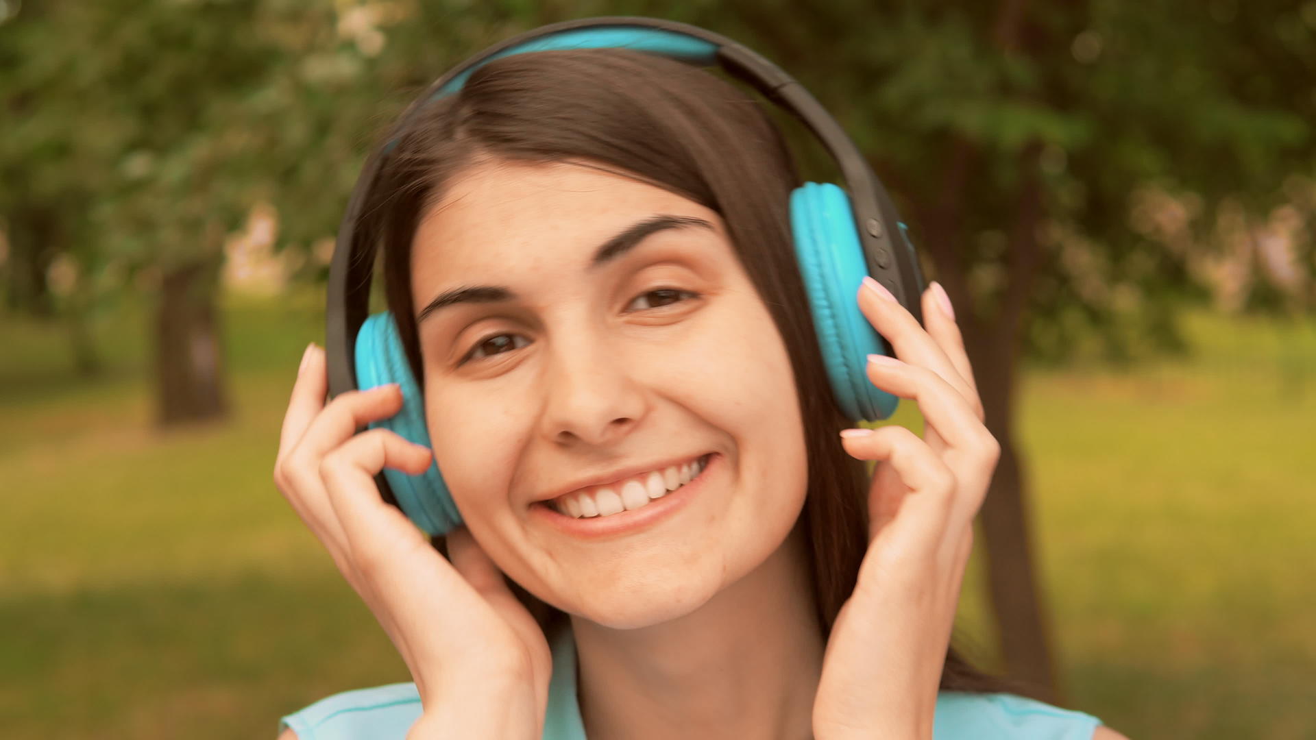 年轻女性在户外使用耳机和耳机视频的预览图