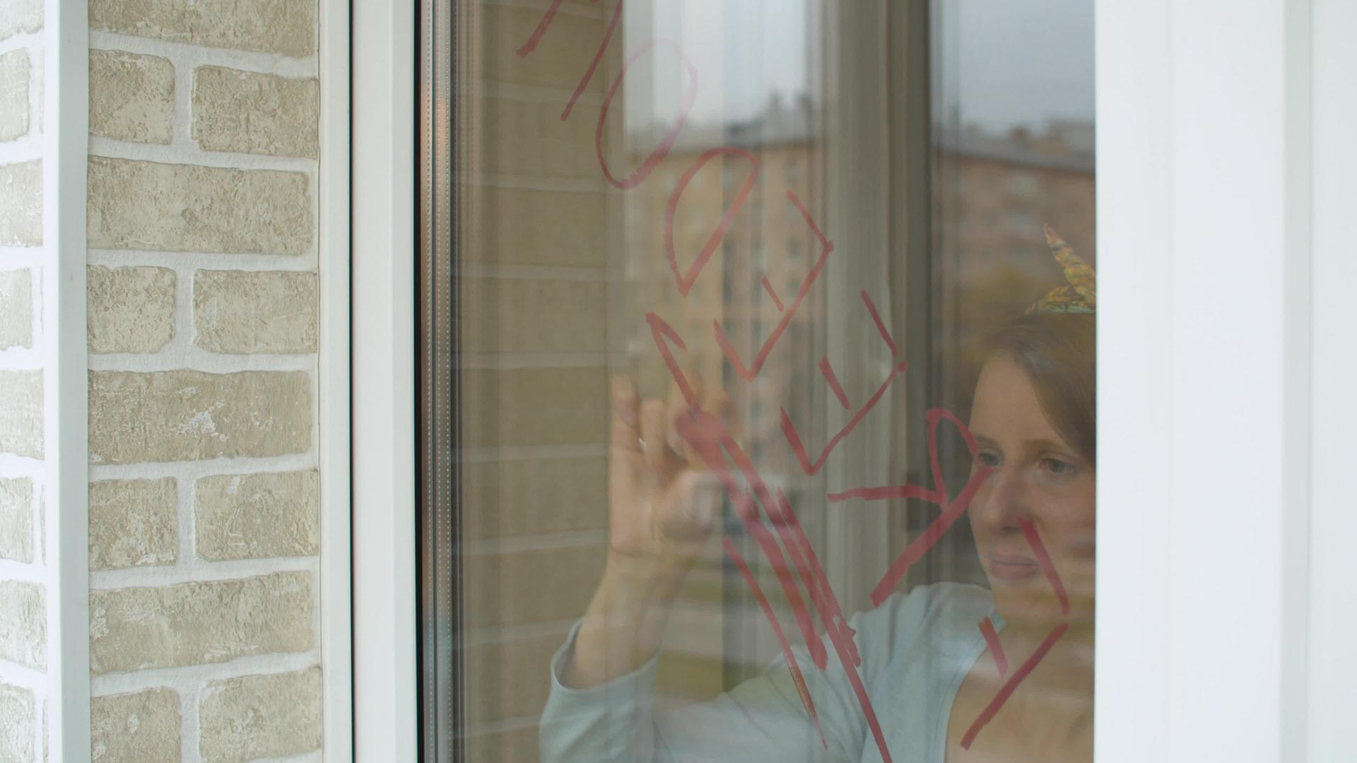 女人在窗口写着自由的字视频的预览图