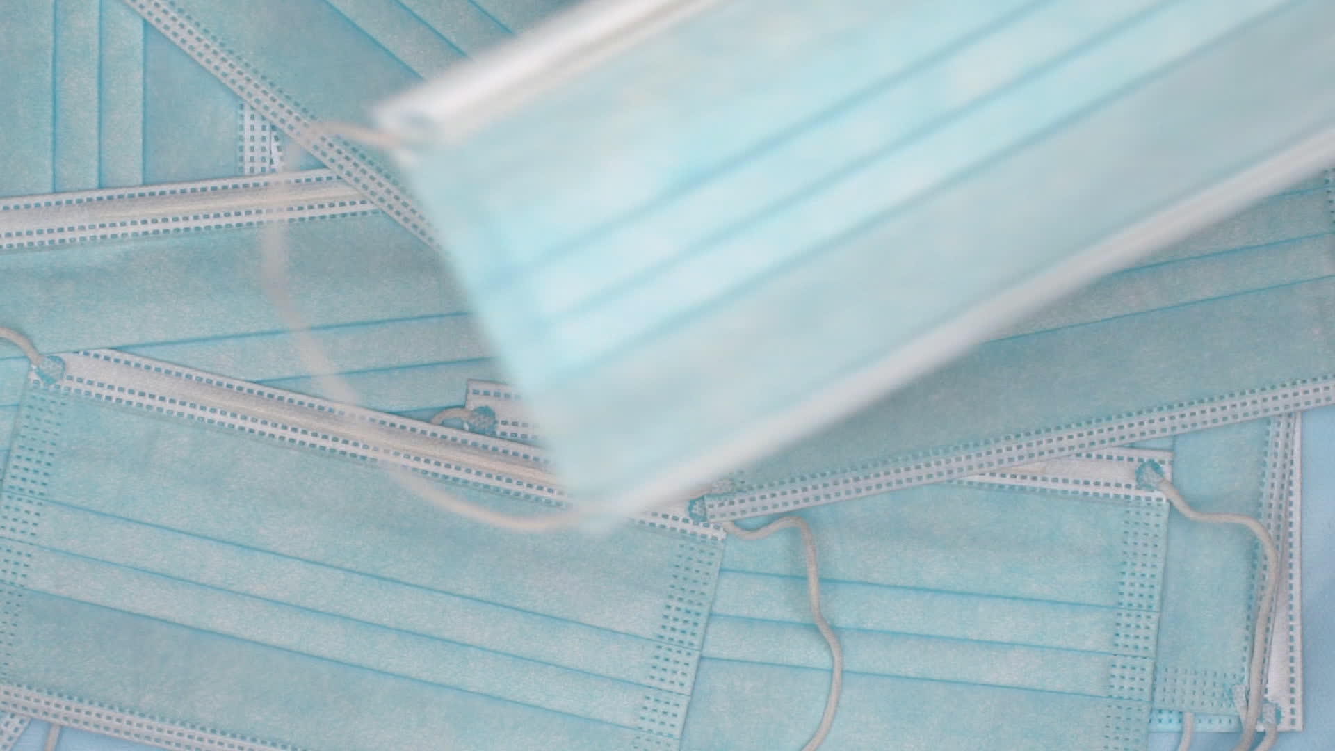 蓝色手术呼吸器绷带近距离慢动观光飞行视频的预览图