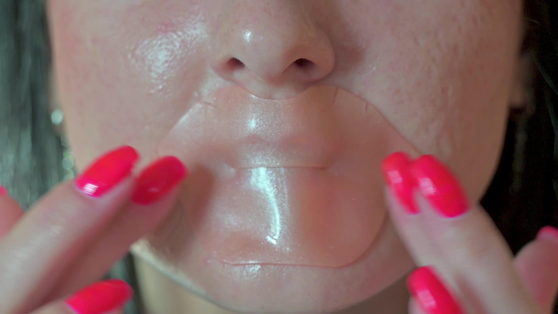 女孩佩戴和调整化妆品和治疗性唇膜视频的预览图