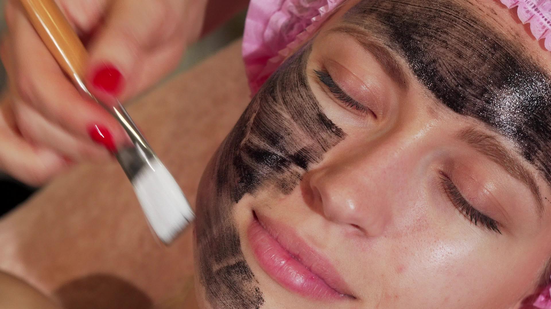 美容师用黑色面罩遮住女人的脸视频的预览图
