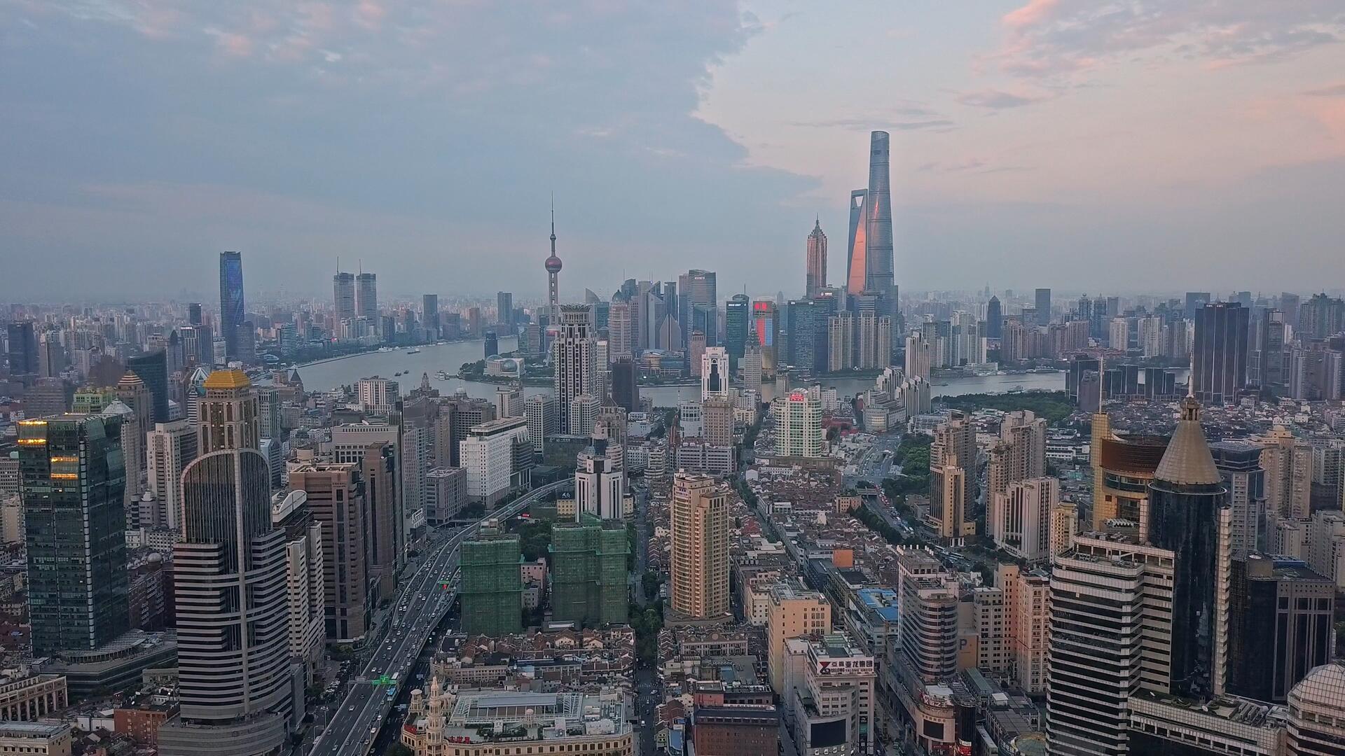 上海城市天际线远眺陆家嘴4K航拍视频的预览图