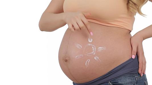 阳光照在怀孕的肚子上视频的预览图