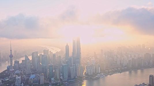 逆光晨雾日出上海4K航拍视频的预览图