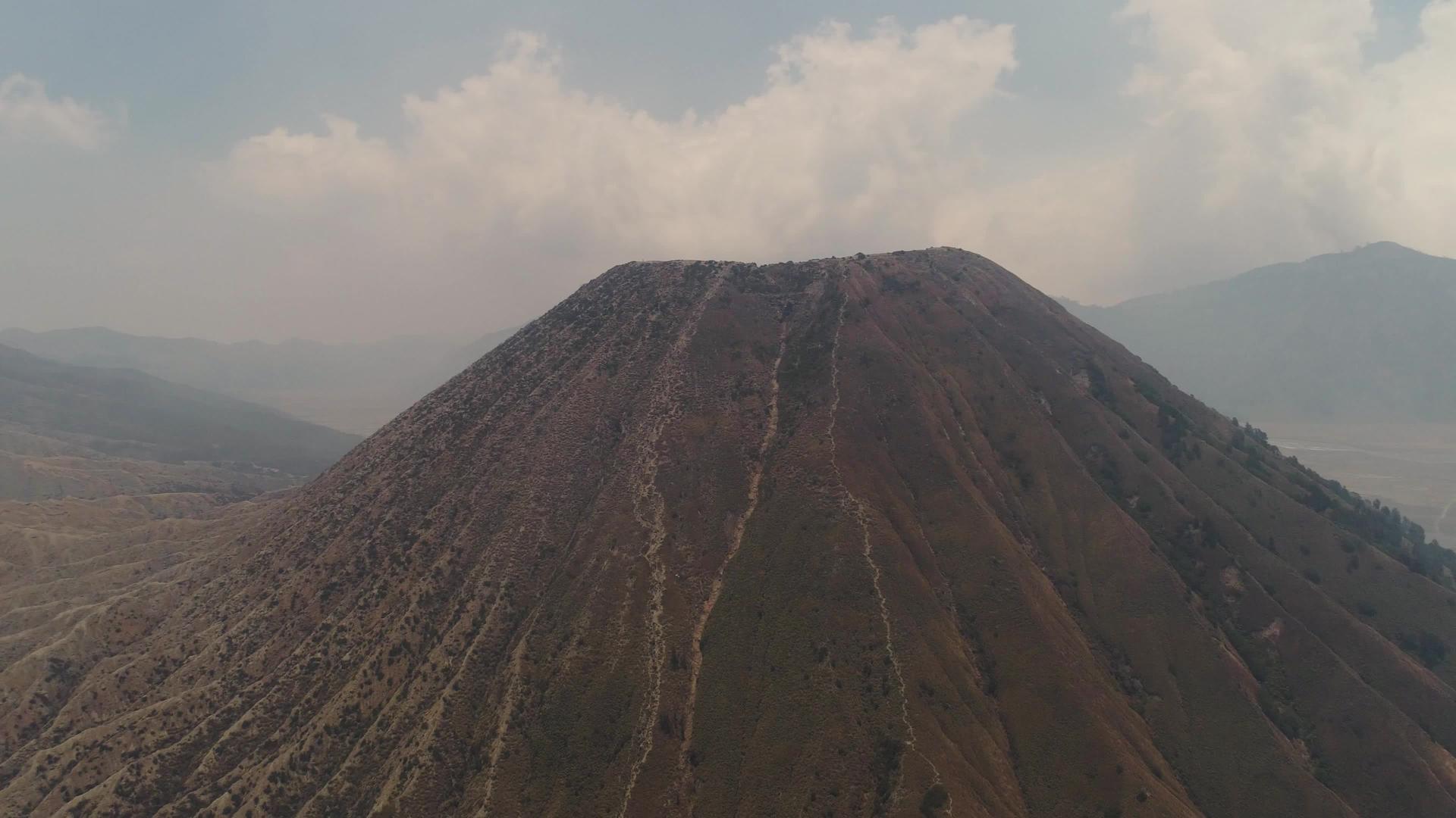 山地景观和火山视频的预览图