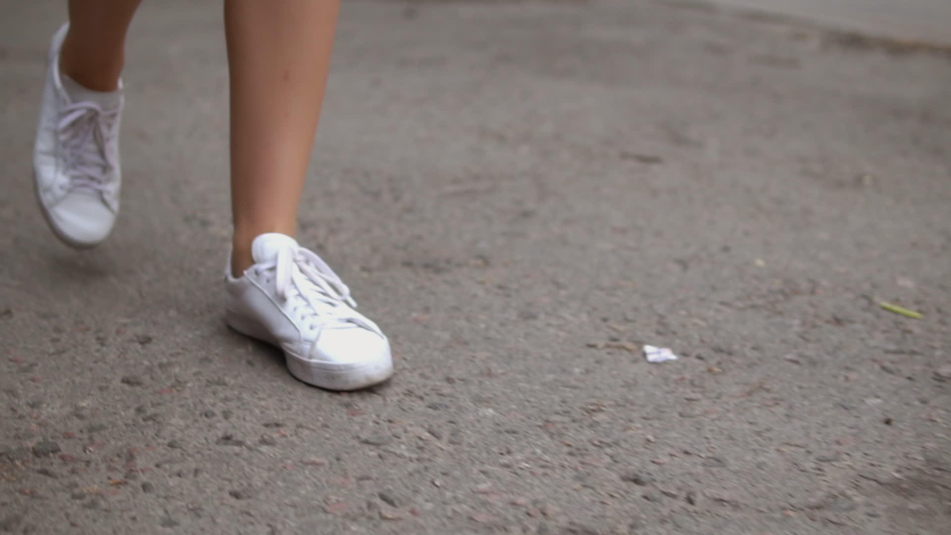 女人的腿在街上视频的预览图